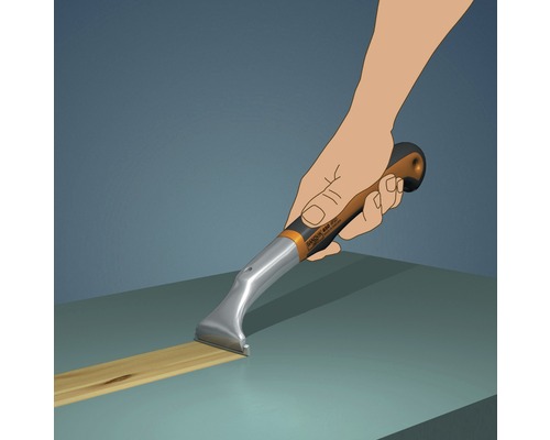 Hand använder färgskrapa för att ta bort färg från en träyta.