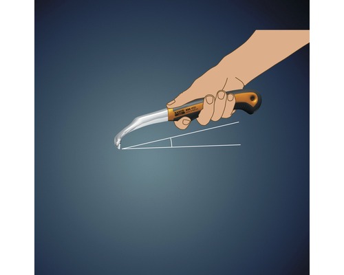 Hand håller fogskrapa för borttagning av fogmassa