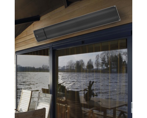 Terrassvärmare monterad i taket ovanför en glasfront med utsikt över en sjö