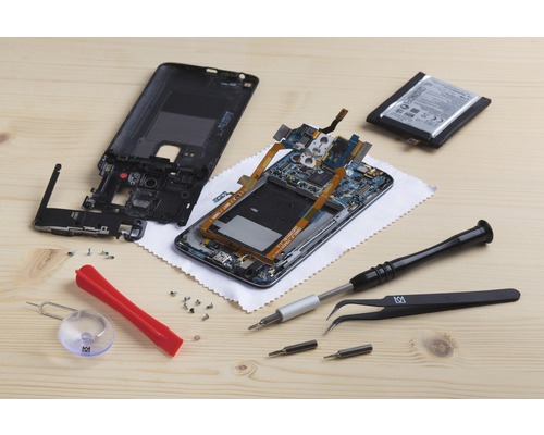 Smartphone reparationssats med verktyg och öppen mobiltelefon