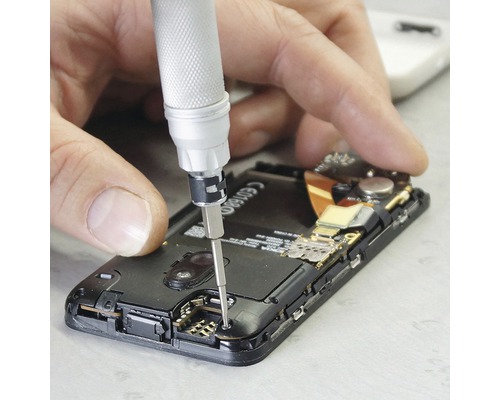 Reparation av en mobiltelefon med en skruvmejsel