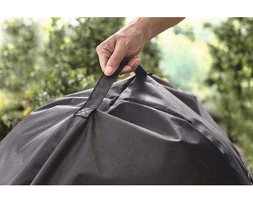 Person håller ett svart trädgårdsskydd i handtaget