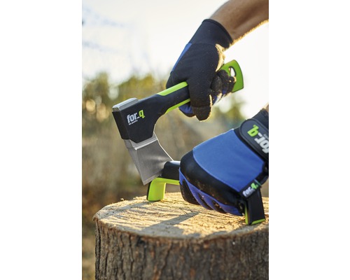 En yxa från for_q sitter fast i en trästubbe. En person med handskar håller yxan stadigt.