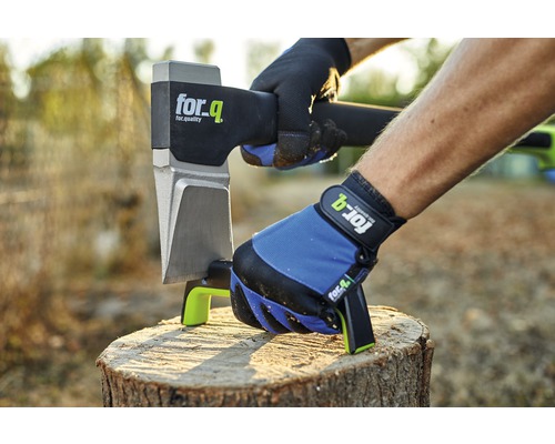 Person med for_q klyvyxa och arbetshandskar som klyver ved