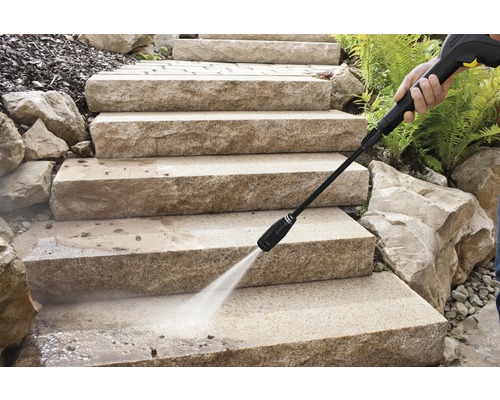 Rengöring av en stentrappa med en högtryckstvätt.