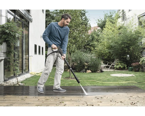 Man rengör trädäck med högtryckstvätt