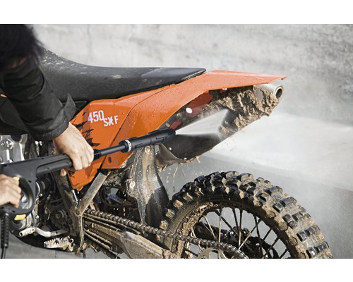 Högtryckstvätt används för att rengöra en smutsig motorcykel