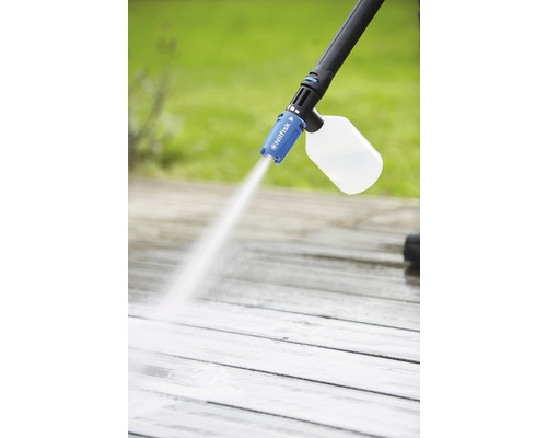 Högtryckstvätt med rengöringsmedelsflaska som används på en träterrass