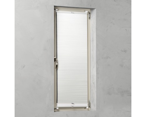 Fönster med spänd plisségardin som insynsskydd och solskydd