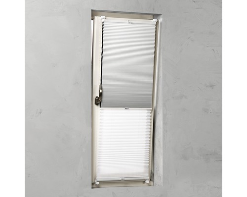 Plisségardiner på fönstret för ljusreglering och insynsskydd