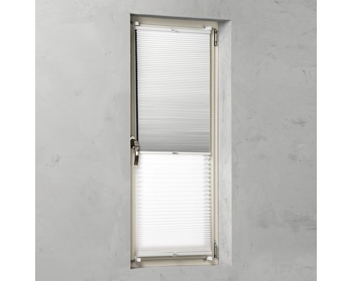 Fönster med monterad plisségardin för skuggning och insynsskydd