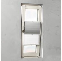 Fönster med grå och vit plisségardin