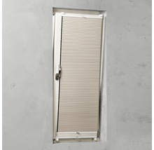 Plisségardin monterad på ett fönster.