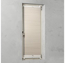 Plisségardin i fönstret för ljusreglering och insynsskydd.