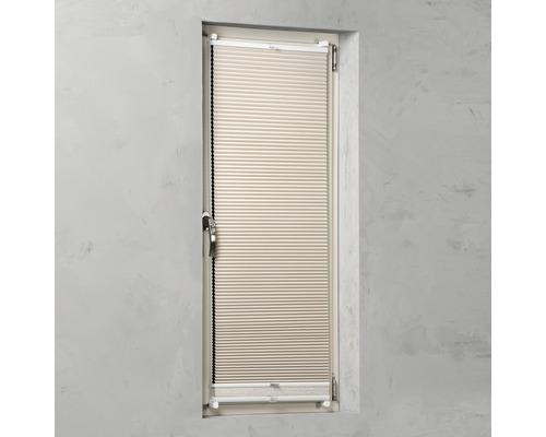 Plisségardin i fönstret för ljusreglering och insynsskydd.