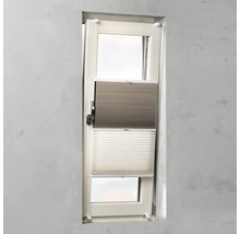 Plisségardin på fönster för ljusreglering