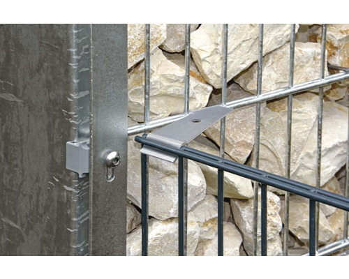 Detaljvy av en gabion med fäste och fyllnadsmaterial av stenar.