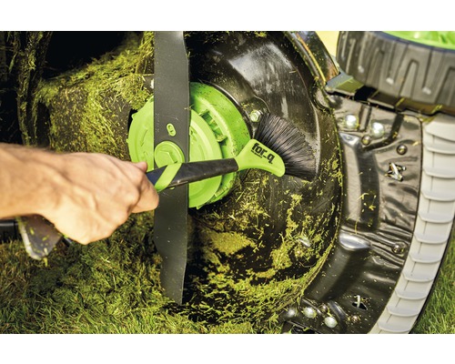 Rengöring av gräsklippare med en borste från for_q