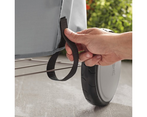 Detaljbild av ett grillöverdrag med en person som håller en ögla