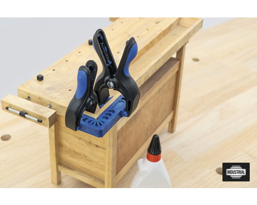 Arbetsbänk med trä, skruvtvingar och limflaska