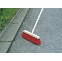 Sop med träskaft på asfalt