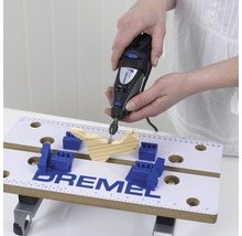 Dremel logotyp, multifunktionsverktyg som används på arbetsbänk