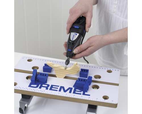 Dremel logotyp, multifunktionsverktyg som används på arbetsbänk