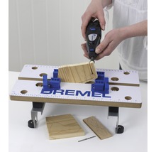 Dremel arbetsbänk med Dremel multiverktyg vid bearbetning av en träbit