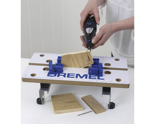 Dremel arbetsbänk med Dremel multiverktyg vid bearbetning av en träbit