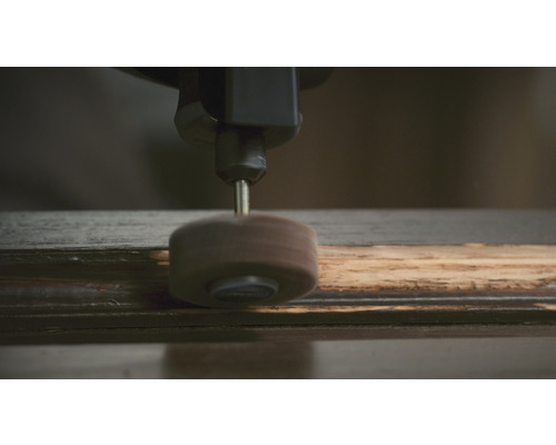 En slipskiva på ett arbetsstycke av trä.