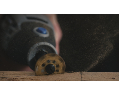 Rotationsverktyg som bearbetar en träbit