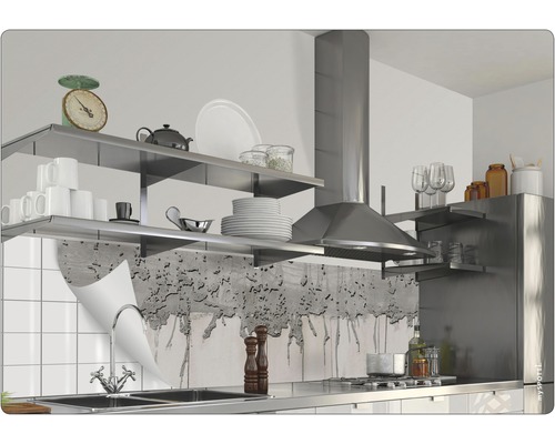 Köksscen med hyllor, diskho, fläkt och väggdekoration