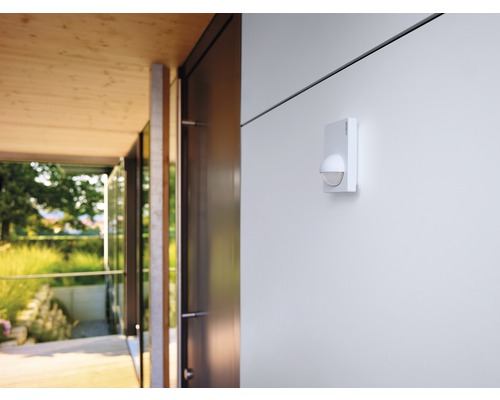 Rörelsedetektor monterad på en husvägg