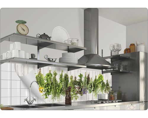 Köksscen med stänkskydd med örtmotiv bakom diskbänken