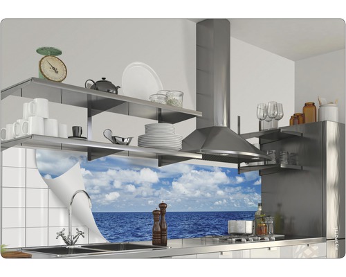 Köksscen med hyllor, fläkt och diskho mot ett havstema