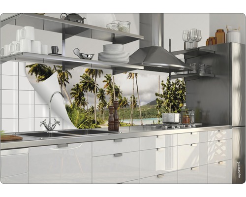 Modernt kök med palmmotiv som stänkskydd