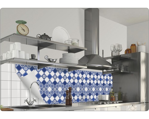 Köksscen med blå och vita mönstrade kakeldekor som stänkskydd