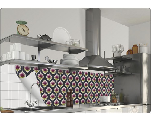 Köksscen med köksbänksskyddsfolie med blommönster