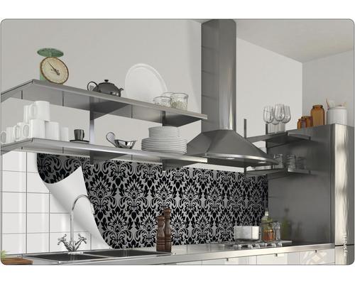 Köksscen med kakel i blomdesign och hyllor