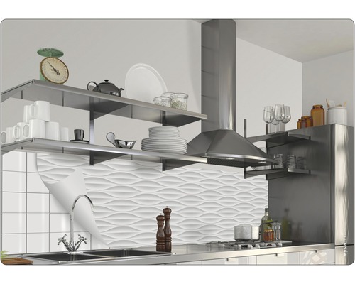 Köksscen med hyllor, fläkt och vita väggpaneler med vågmönster