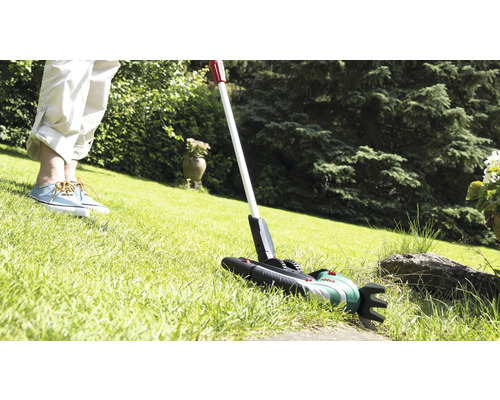 Scen med gräskantstrimmer i trädgården