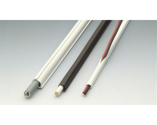 Tre olika kabelkanaler i plast med kablar