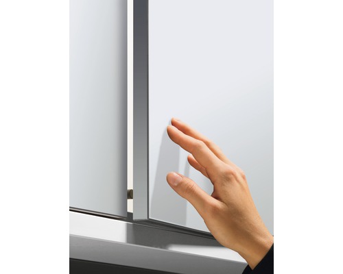 Hand berör ett spegelskåp