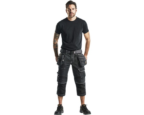 Man med svart T-shirt, arbetsshorts och verktygsbälte