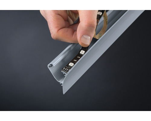 LED-remsa limmas fast i en aluminiumprofilskena