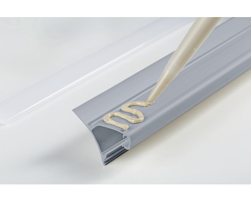 Applicering av lim på en trappkantsprofil