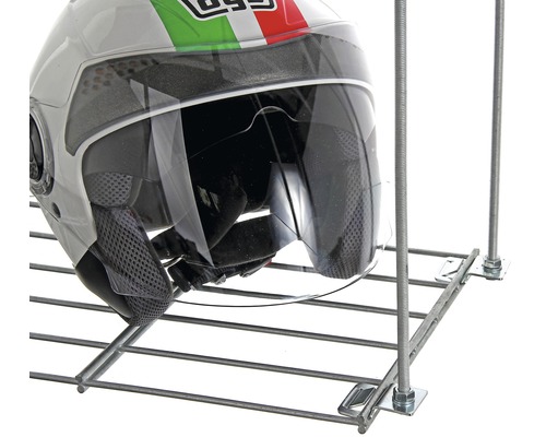 Motorcykelhjälm på trådhylla