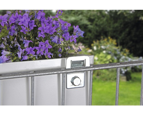 Detaljbild av en blomlåda med fäste på ett metallgaller