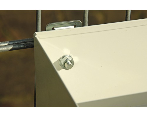 Detaljvy av en stängselfästanordning med skruv och mutter.