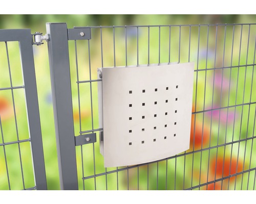 Brevlåda med fyrkantiga hål på ett nätstängsel